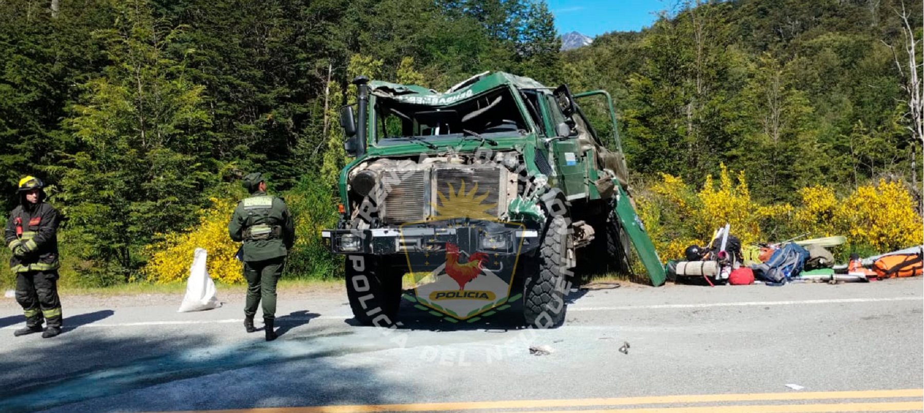 Dos gendarmes accidentados en la Ruta 40 fueron trasladados a Bariloche, mientras que cuatro fueron dados de alta en Vilal La Angostura. (Gentileza Policía de Neuquén).