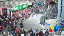 Imagen de Arde San Lorenzo tras la derrota ante Tigre: el fuerte recibimiento, los silbidos y destrozos de los hinchas