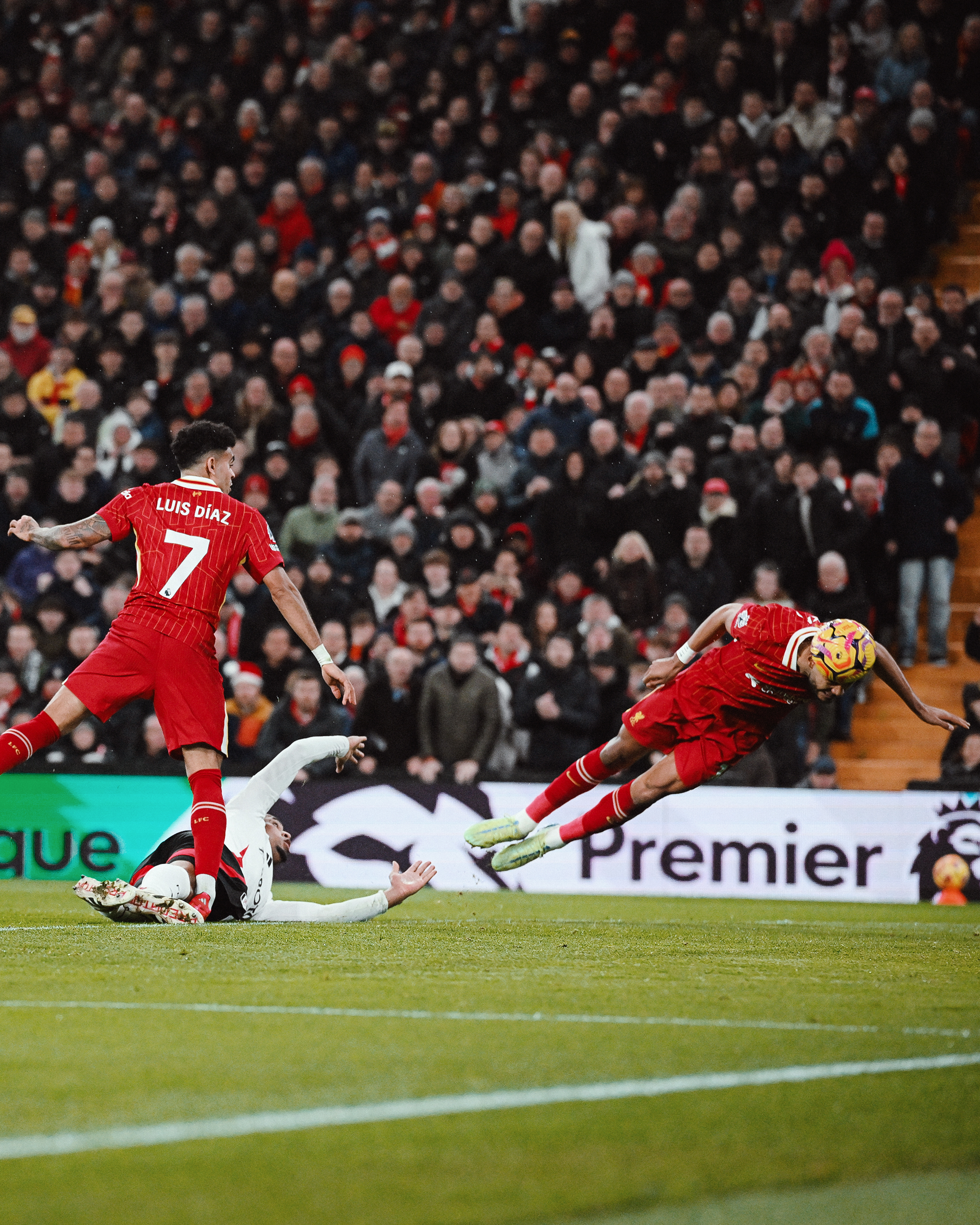  Cody Gakpo, de palomita, marcó el empate parcial de Liverpool ante Fulham.