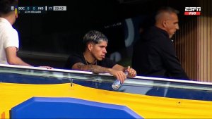 Carlos Palacios en primera fila para ver a Boca ante Independiente en la Bombonera