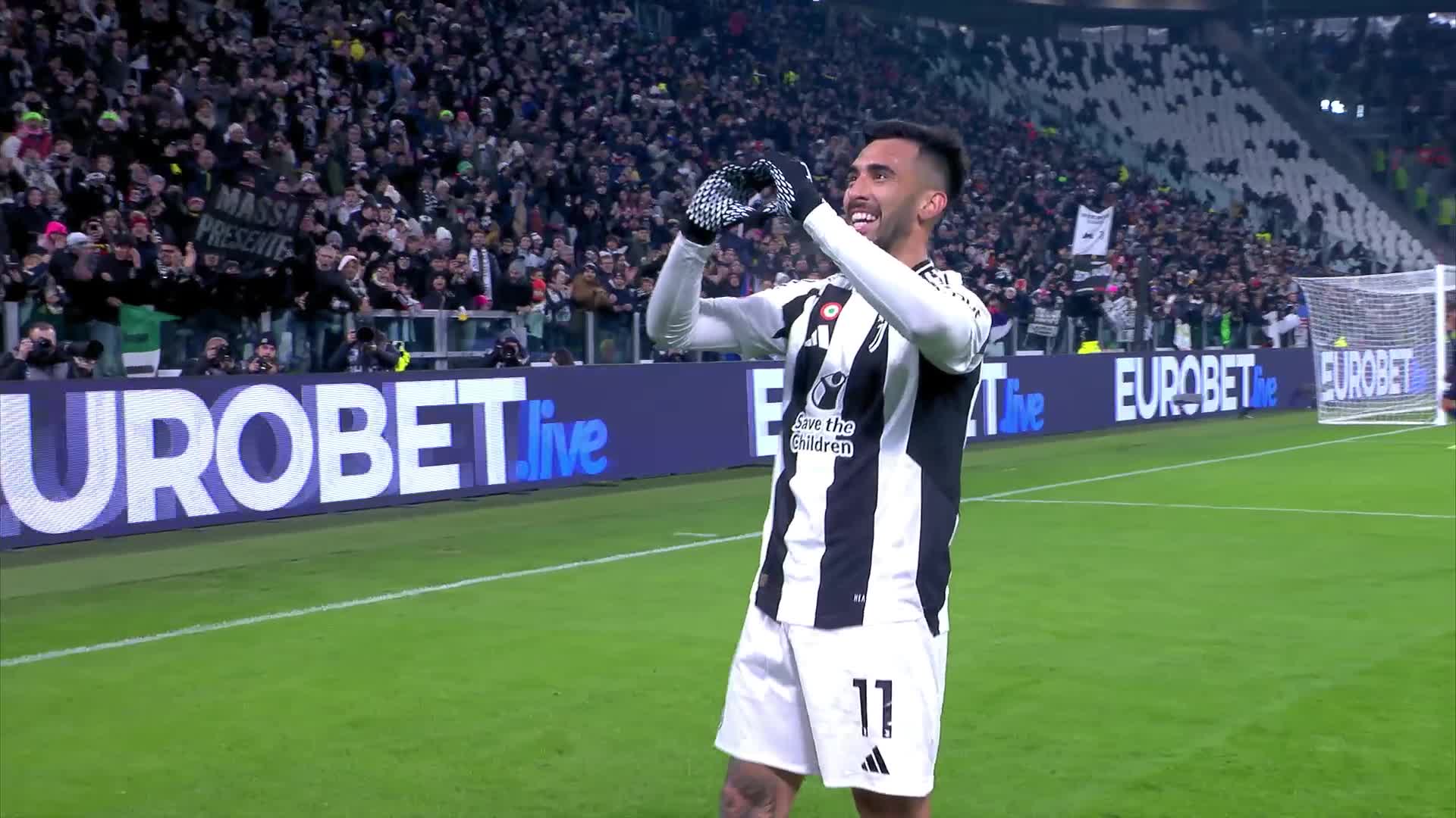 El argentino se la picó al arquero y marcó el 4-0 de Juventus ante Cagliari en la Copa Italia.