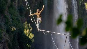 Desde Neuquén al cielo: Sebastián rompe récords en Latinoamérica caminando en una cinta a 200 metros de altura