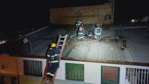 Incendio en el techo de un comercio en Centenario: cuál fue la causa