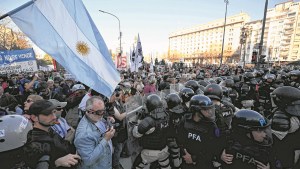 Una sociedad “harta de los políticos” y en busca de orden