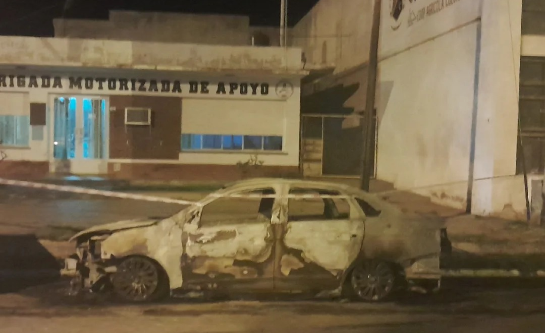 El incendio consumió un vehículo Grand Siena. Foto: gentileza.