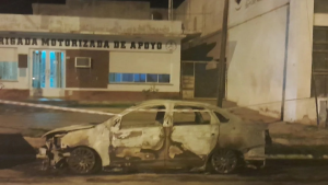 Fueron a una fiesta de egresados en Luis Beltrán y se les prendió fuego el auto