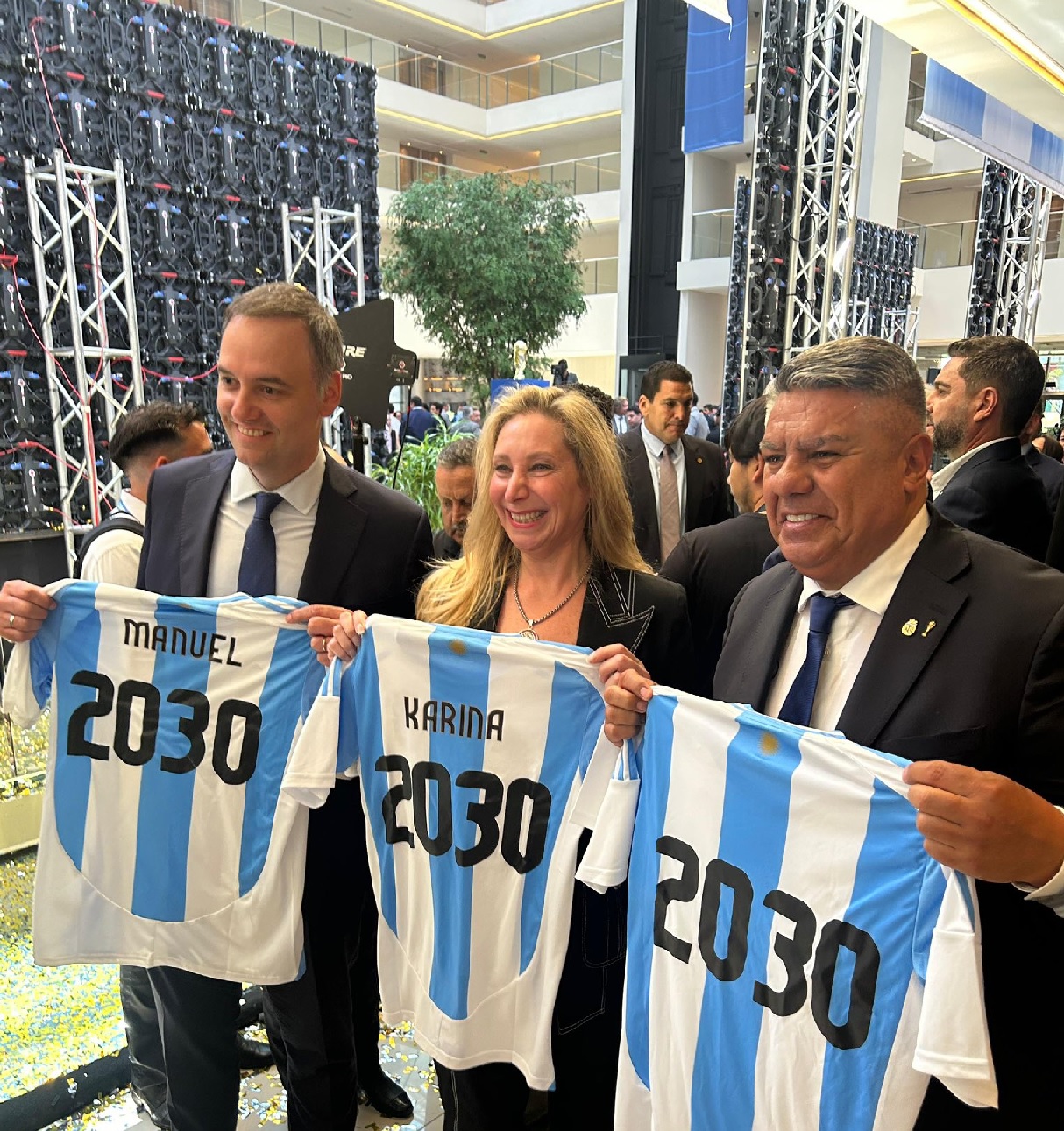 Manuel Adorni, Karina Milei y el Chiqui Tapia celebran la oficialización de Argentina como sede del Mundial 2030.