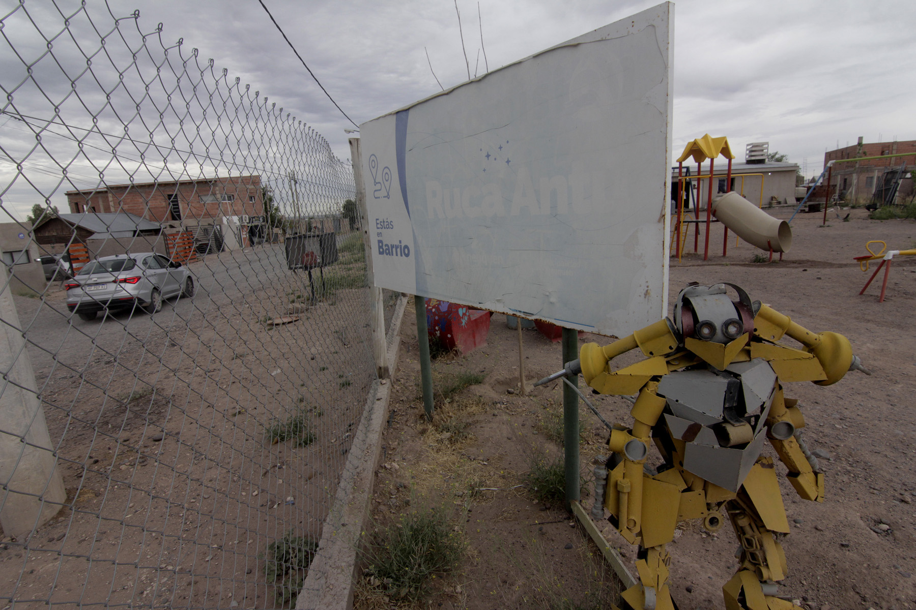 El barrio tiene sector de juegos en el centro comunitario, pero la red de agua es insuficiente (foto Oscar Livera)