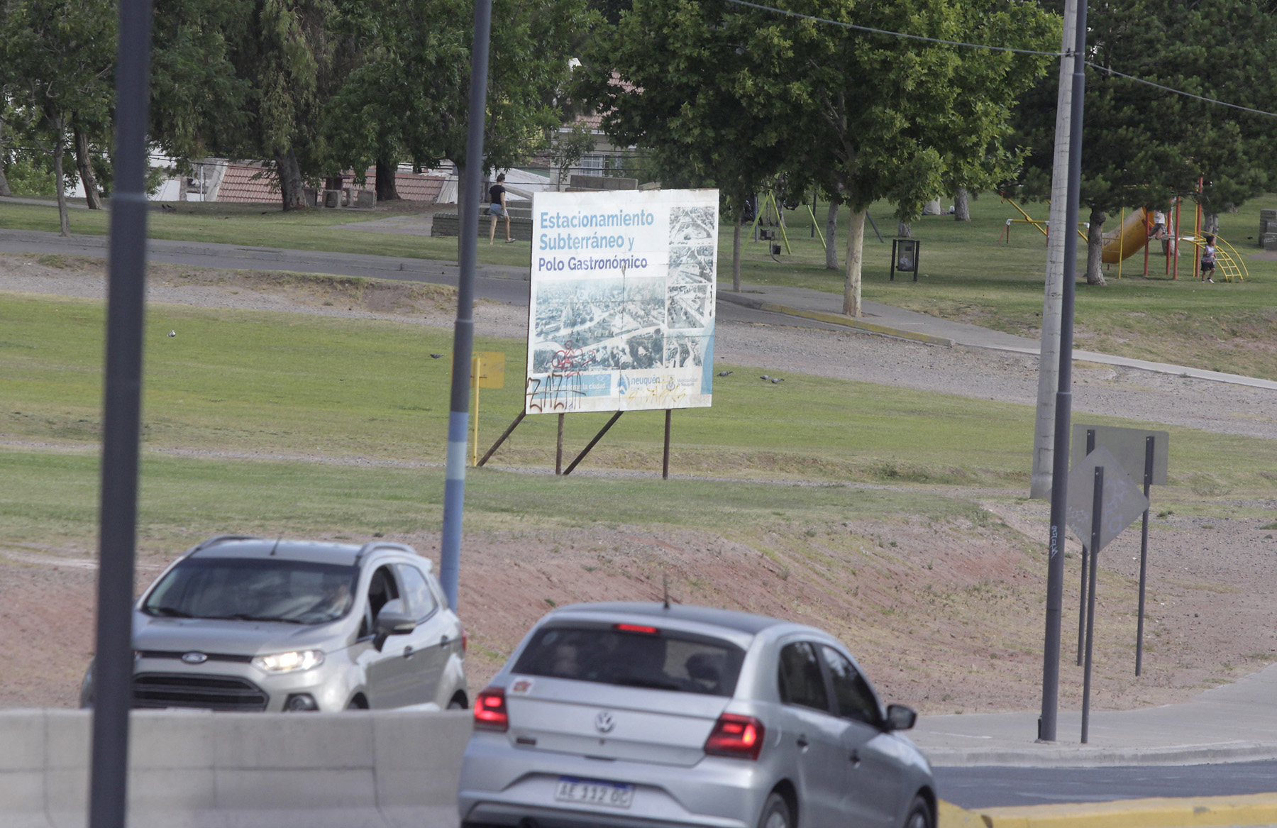 Todo el espacio será rediseñado para soterrar 800 estacionamientos entre Antártida Argentina, Salta y 9 de julio (foto Oscar Livera)