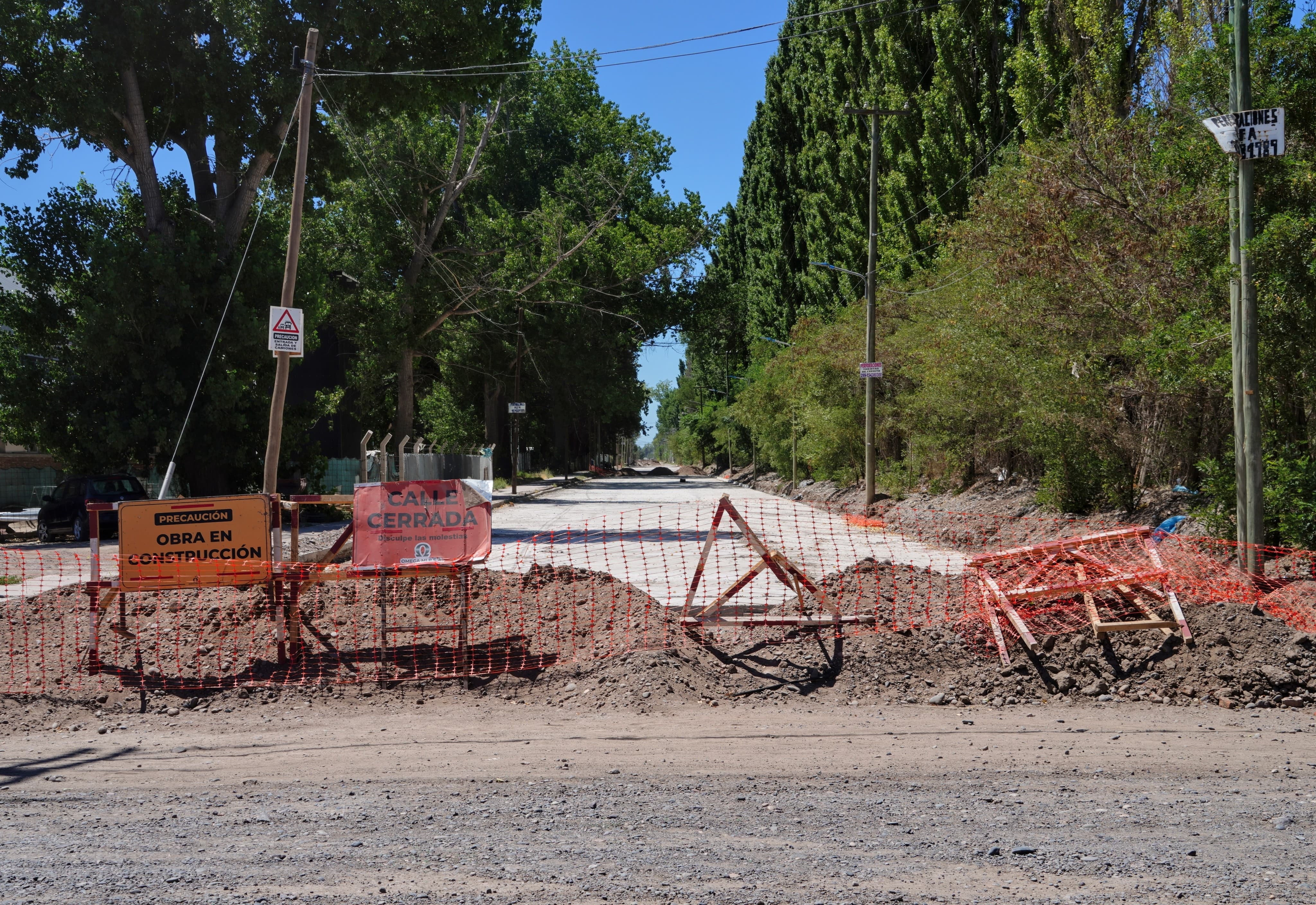 Con el final de obra de las últimas calles de ripio de la Obrero Argentino, comenzó la repavimentación en los tramos más viejos, cercanos al puente (foto Cecilia Maletti)