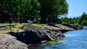 Clausuraron parte de la costa del Río Grande en Neuquén por un socavón: que fue lo que pasó