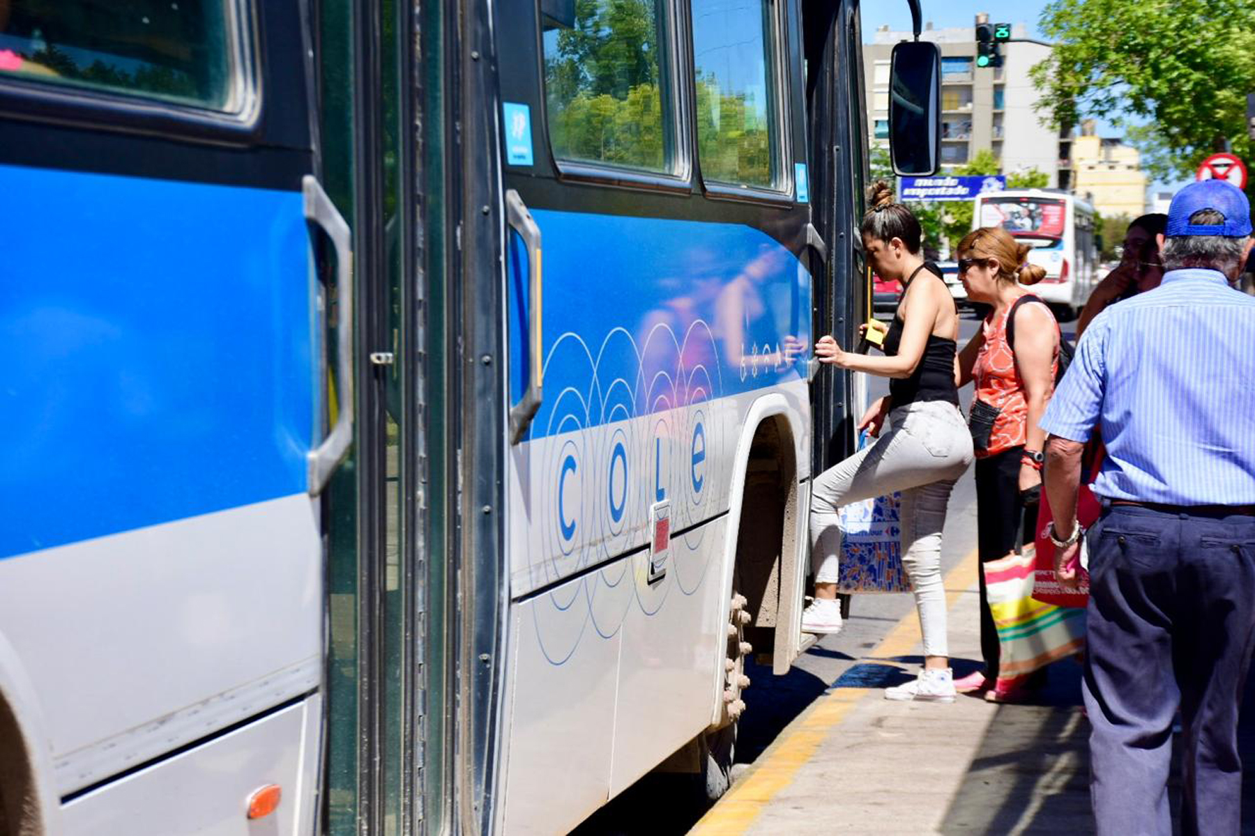 Cuáles son los colectivos que van a los balnearios de Neuquén. Foto: Matias Subat