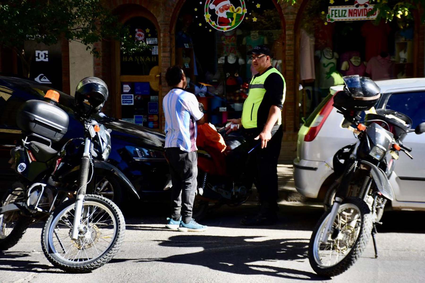 Lunes y martes el estacionamiento se cobrará con normalidad, subió a 993 pesos la hora con tarjeta descartable (foto Matías Subat)