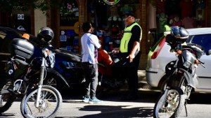 Estacionamiento Medido en Neuquén: está en vigencia el 30% de aumento y en los kioscos se paga casi 1000 pesos por la tarjeta descartable