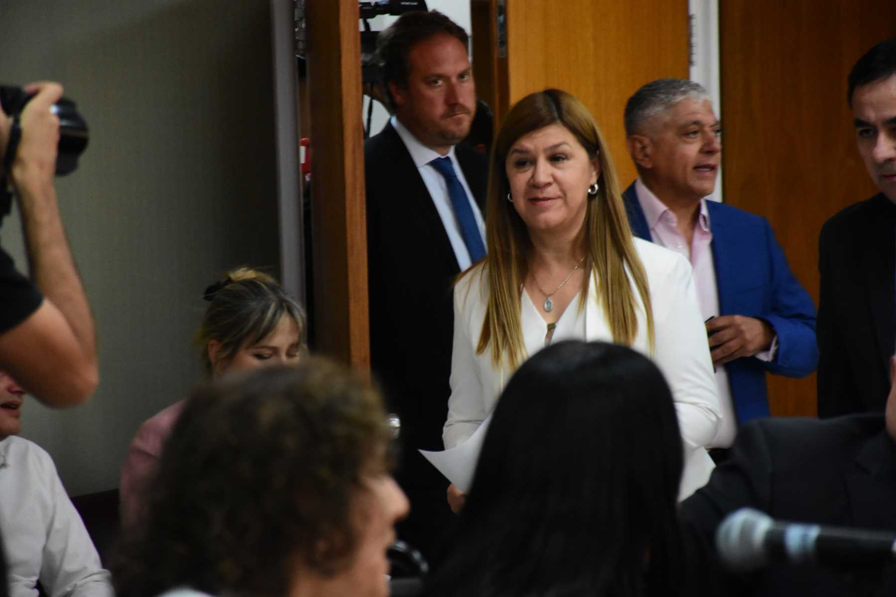 Gloria Ruiz y sus abogados Carlos Broitman y Patricio Winogrand, durante la presentación en la comisión A de la Legislatura el viernes 13. (Cecilia Maletti)