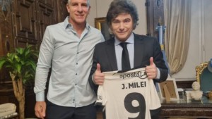 Martín Palermo visitó al presidente Javier Milei y saludó desde el balcón de la Casa Rosada