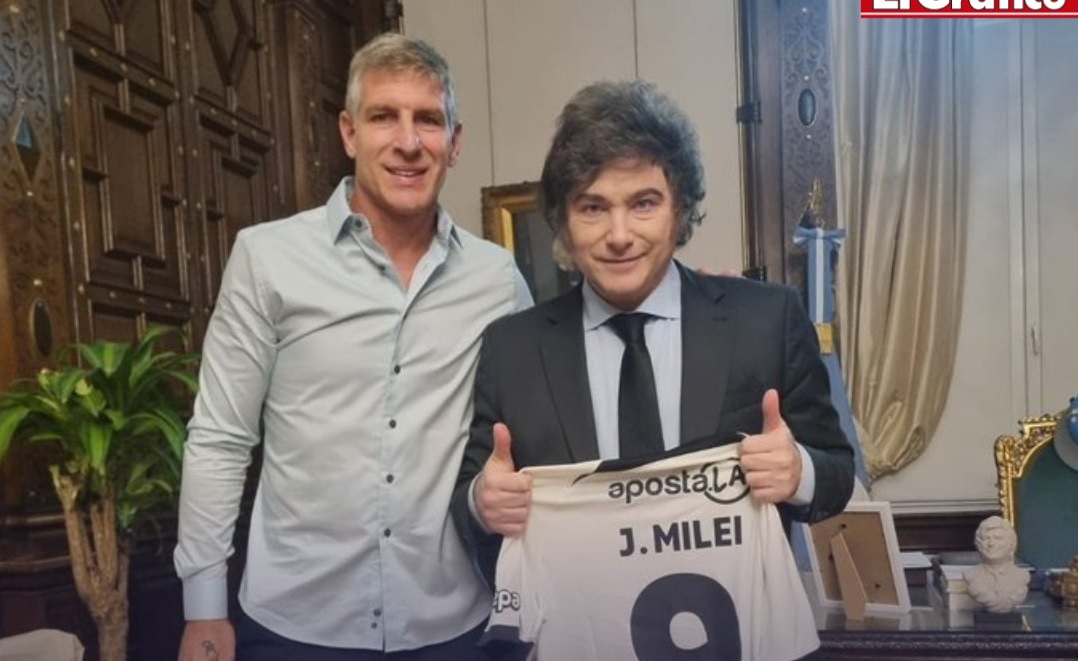 Martín Palermo visitó a Javier Milei y estuvo en el balcón de la Casa Rosada.