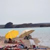 Imagen de Pueblo Blanco la playa perfecta para recibir el Año Nuevo cerca del Valle: «Es como estar en el mar»