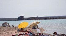 Imagen de Pueblo Blanco la playa perfecta para recibir el Año Nuevo cerca del Valle: «Es como estar en el mar»