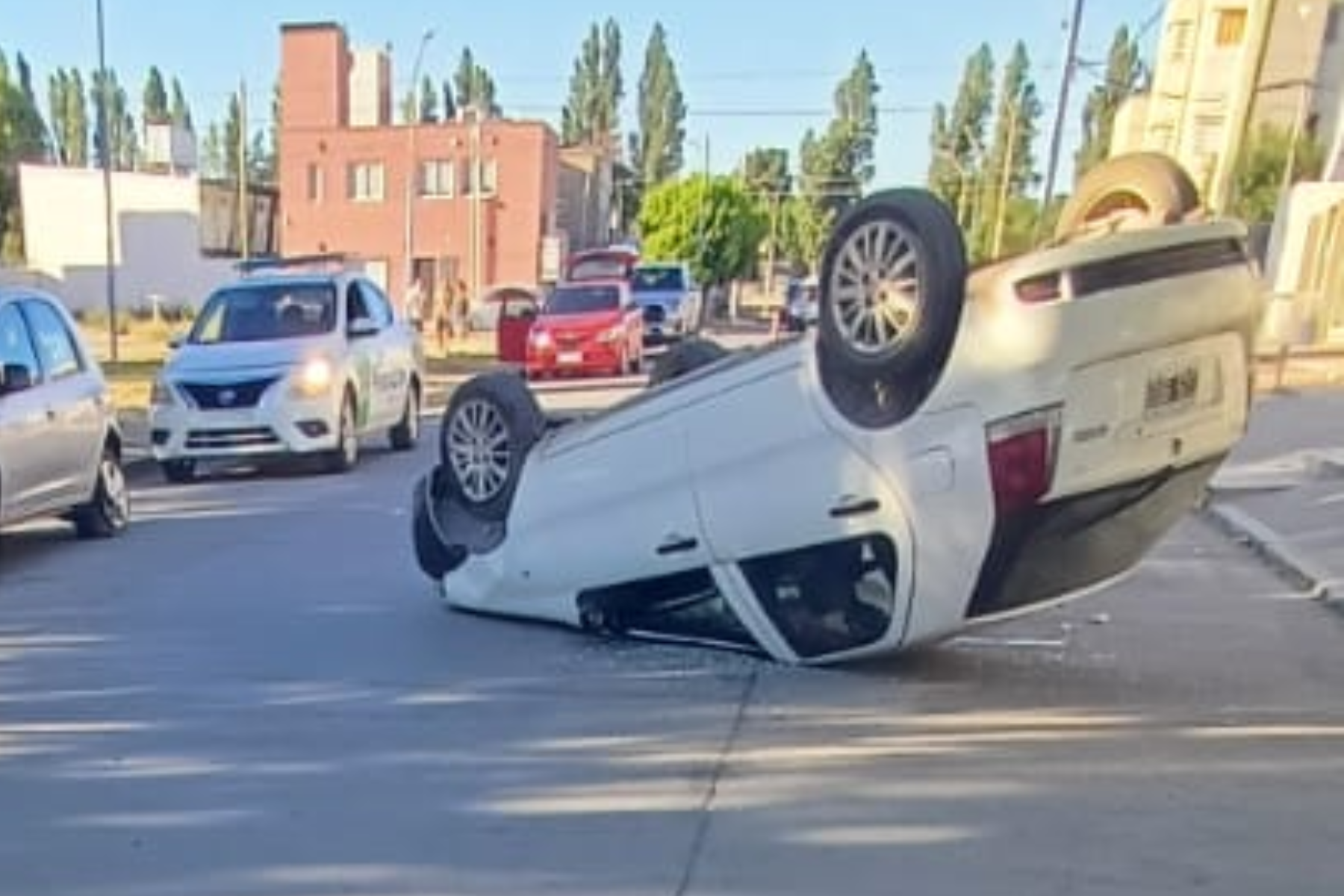 Un hombre de 90 años volcó su auto en Roca. Foto: gentileza.