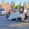 Imagen de Volcó tras chocar un auto estacionado en Roca: el conductor de 90 años terminó en el hospital