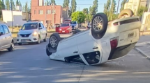 Imagen de Volcó tras chocar un auto estacionado en Roca: el conductor de 90 años terminó en el hospital