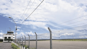 Dos hombres de Roca intentaron escapar con un alambrado robado en moto: era del aeropuerto