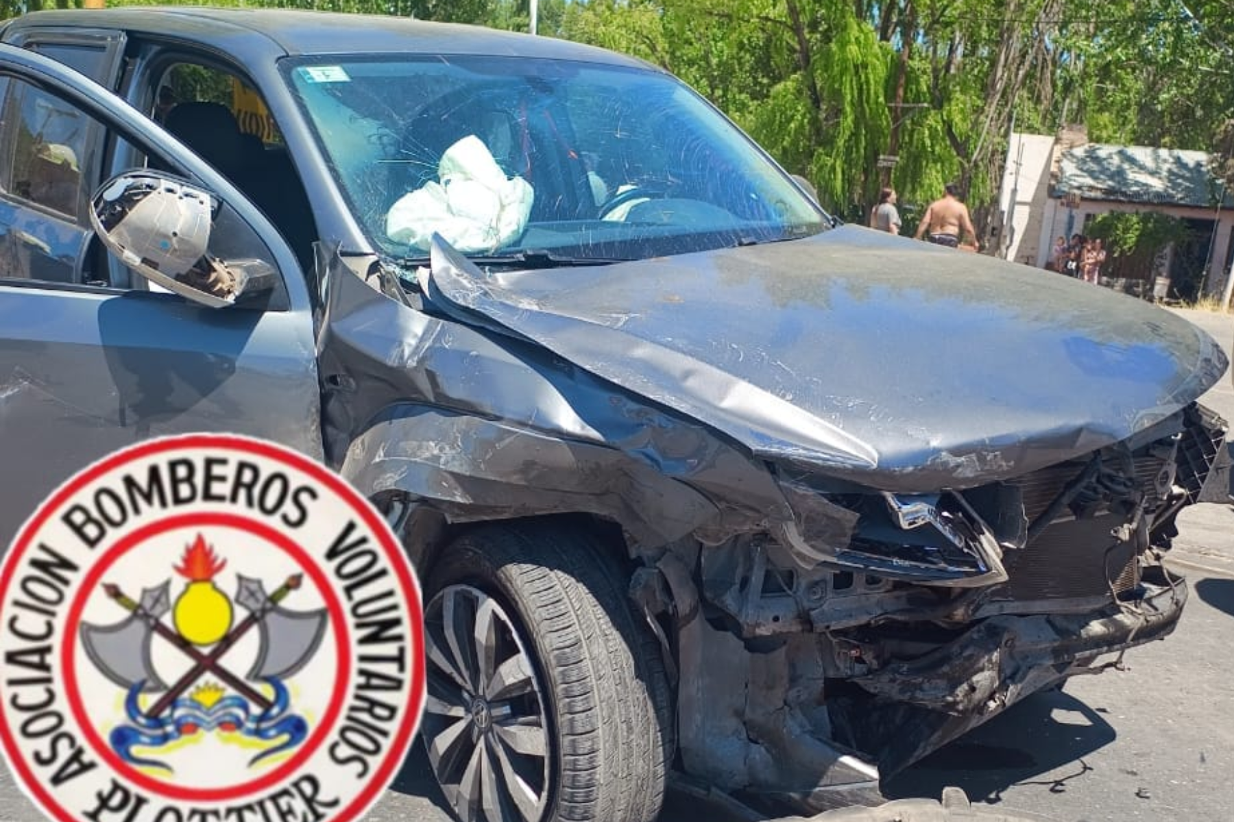 Un violento choque en la Ruta 22 en Plottier dejó cuatro heridos. Foto: gentileza Bomberos Voluntarios.