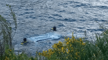 Imagen de Chocó en la Ruta 40 y cayó al lago Nahuel Huapi: salió ileso y así quedó su camioneta bajo el agua