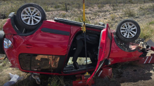 Ruta 5: volcaron cerca de Sierra Grande y un conductor quedó atrapado camino a Playas Doradas