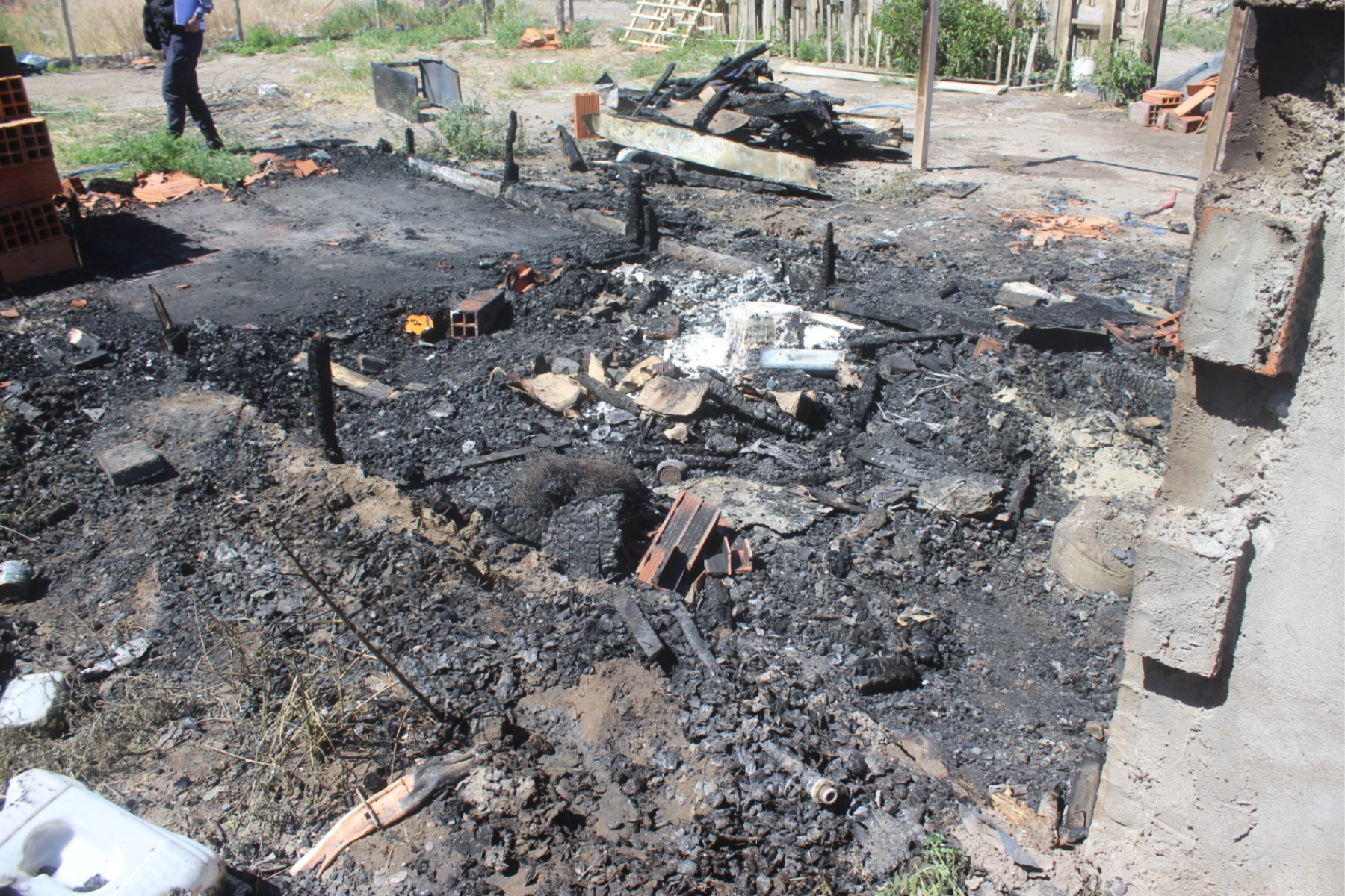 El incendio destruyó por completo la vivienda en el barrio Costa Este, según informó la Fiscalía.  