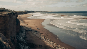 Dónde queda la playa de la Patagonia que fue reconocida como una de las mejores cinco de Sudamérica