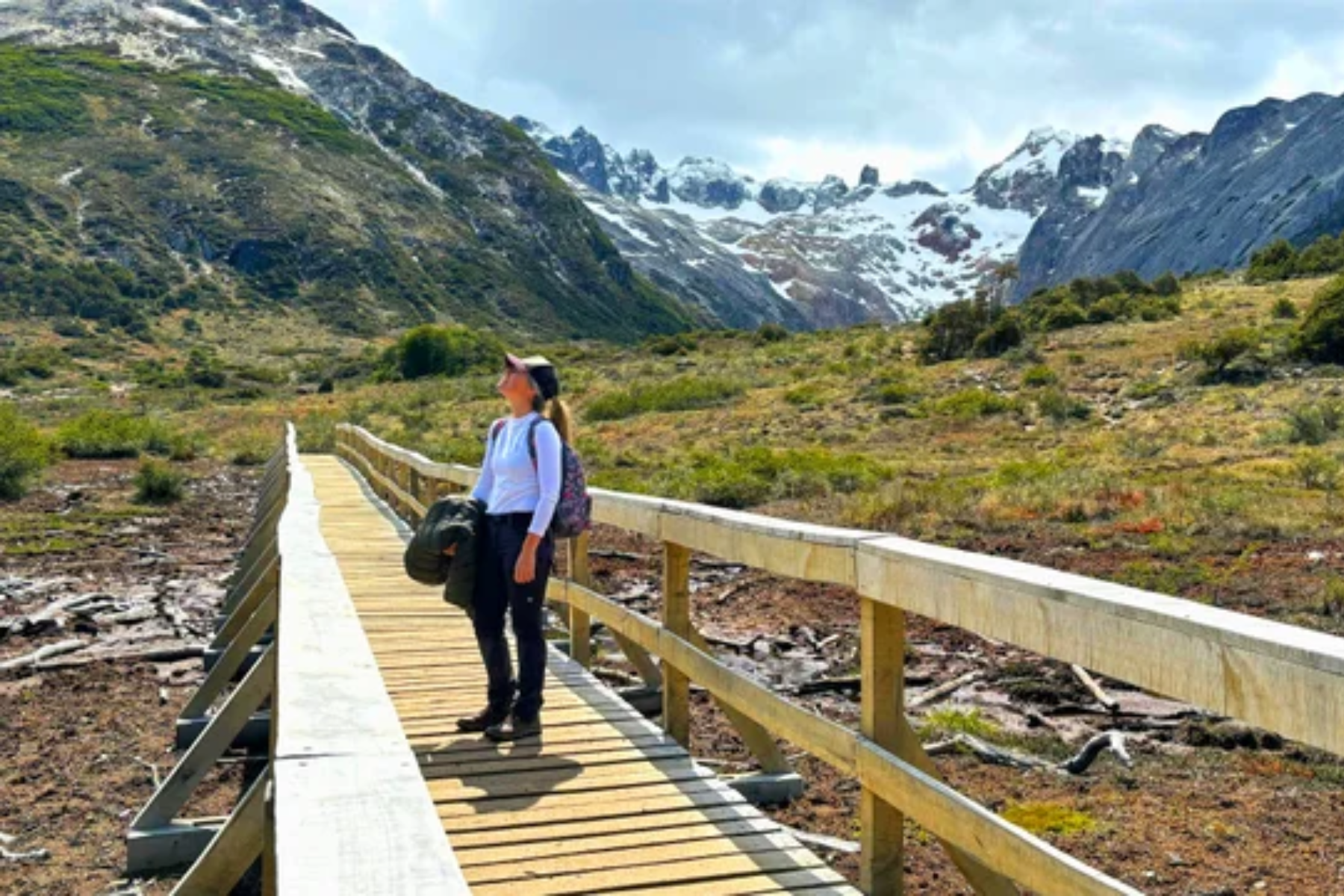 El treeking de la Laguna Esmeralda tiene puentes de madera que son un lugar ideal para sacar fotos con un paisaje escénico. Foto: Agencia Noticias Argentinas