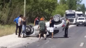 Accidente en la Ruta 22, cerca de Allen: un auto volcó y hay complicaciones con el tránsito