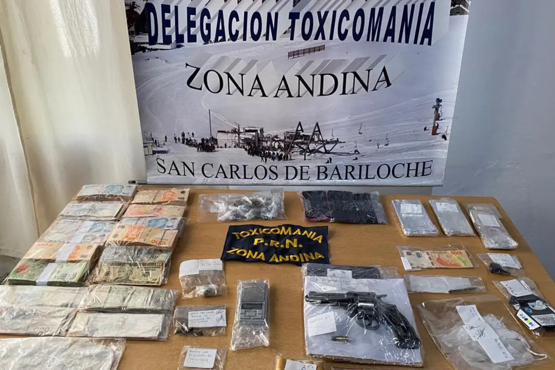 Policía de Río Negro realizó allanamientos en Bariloche para desarticular puntos de venta de drogas.