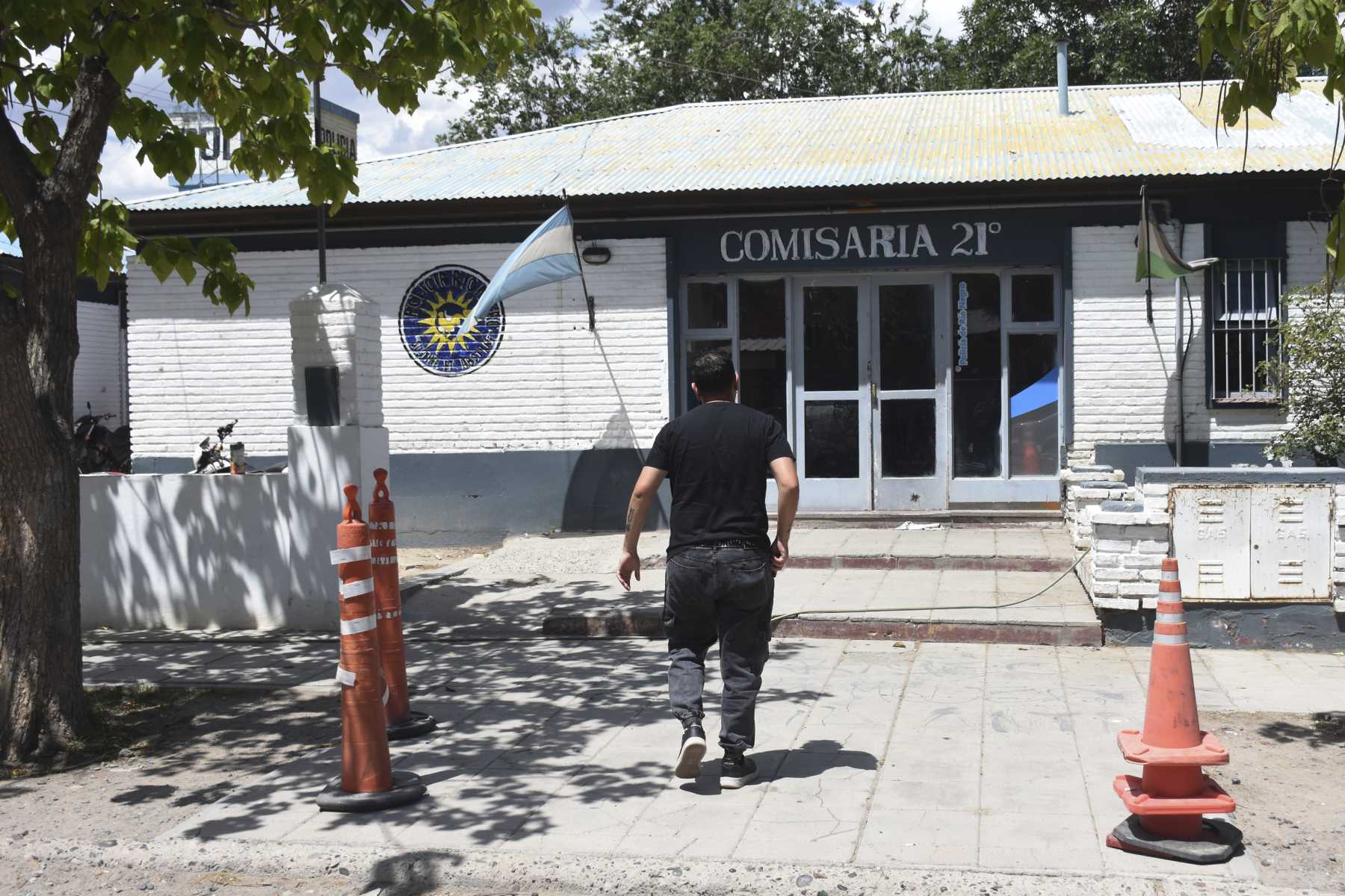 La Comisaría 21 intervino en el violento episodio ocurrido en zona norte de Roca.  Foto Juan Thomes.