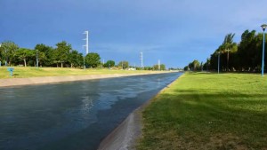 Susto en el canal grande de Roca: la policía rescató a una nena que fue arrastrada por el agua