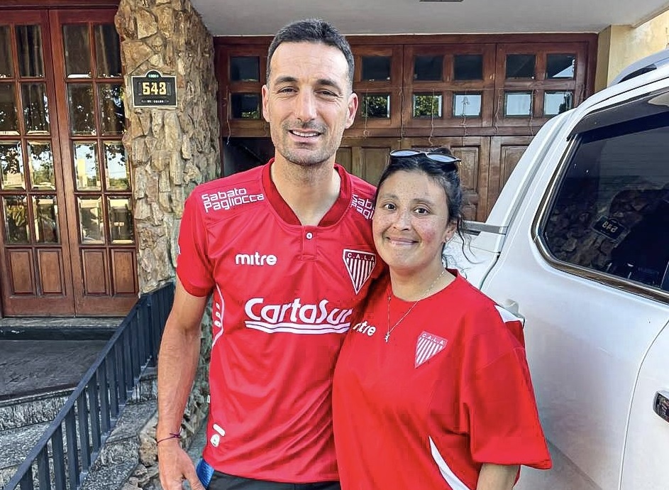 La remera que recibió Lionel Scaloni tras la promesa de los fanáticos de Los Andes.