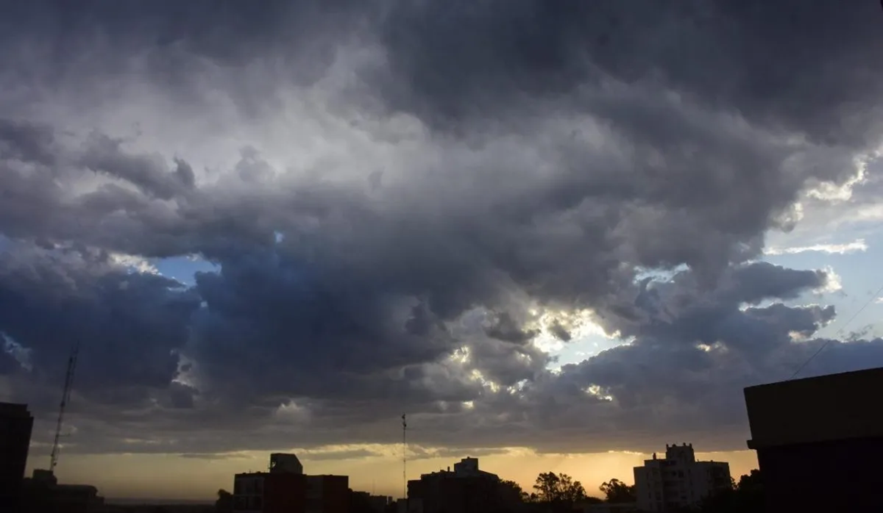 Se extiende la alerta por viento, tormenta y granizo en Neuquén y Río Negro.