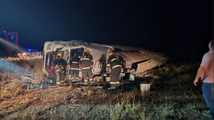 Un camionero se dormido y volcó sobre Ruta 251, en Río Negro: debió ser rescatado y sufrió fracturas