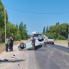 Imagen de Accidente en Allen: quiso pasar a un camión, calculó mal la distancia y terminó volcando sobre la Ruta 22