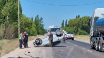 Imagen de Accidente en Allen: quiso pasar a un camión, calculó mal la distancia y terminó volcando sobre la Ruta 22