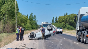 Accidente en Allen: quiso pasar a un camión, calculó mal la distancia y terminó volcando sobre la Ruta 22