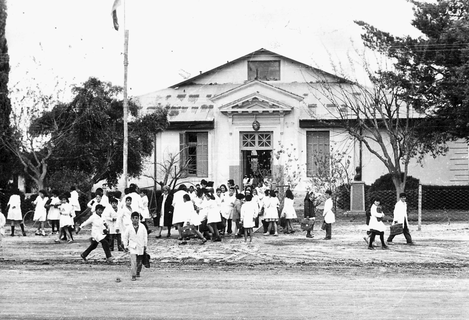 El edificio de la Escuela 32 en calle Isidro Lobo, demolido en 1974. Foto: Archivo Diario Rio Negro.