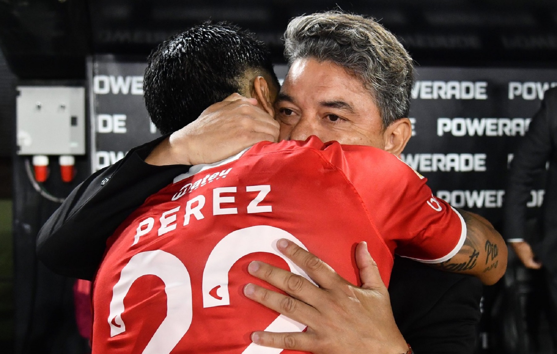 El saludo entre Enzo Pérez y Marcelo Gallardo en la previa de Estudiantes - River. Foto: Gentileza.