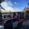 Imagen de Gran humareda en el bajo de Neuquén llegó hasta la Ruta 22: una casa quedó envuelta en llamas