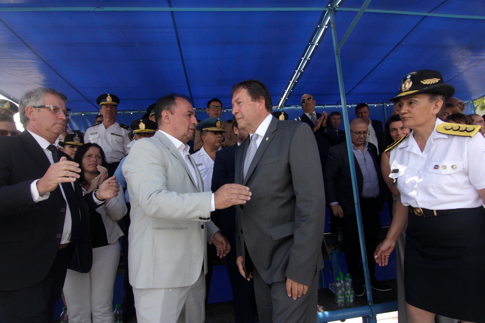 El gobernador Alberto Weretilneck junto al ministro de Seguridad, Daniel Jara, encabezó el acto por el Día de la Policía, en Cipolletti. Foto: Oscar Livera