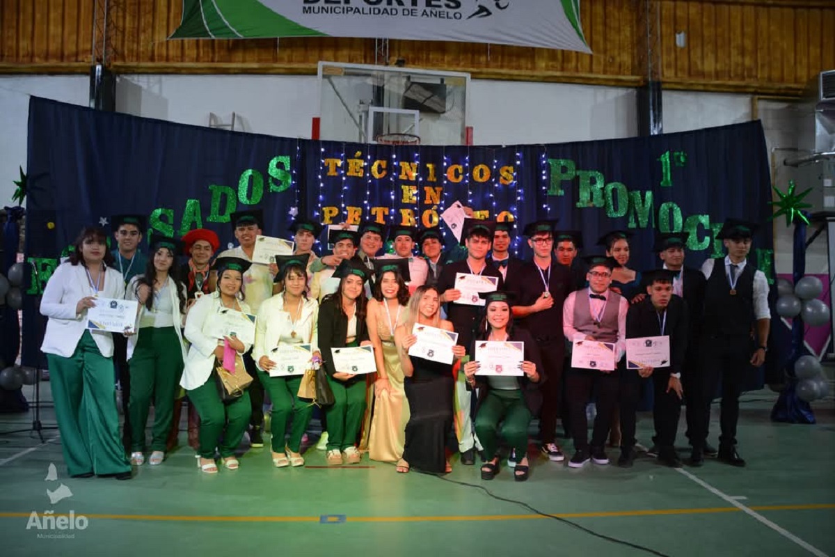 Son 28 los alumnos que se egresaron. Foto: Gentileza Municipalidad de Añelo. 