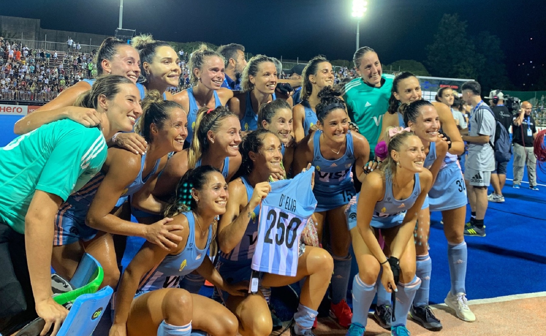 Diego Milito sumó a una jugadora de Las Leonas para su lista en Racing.