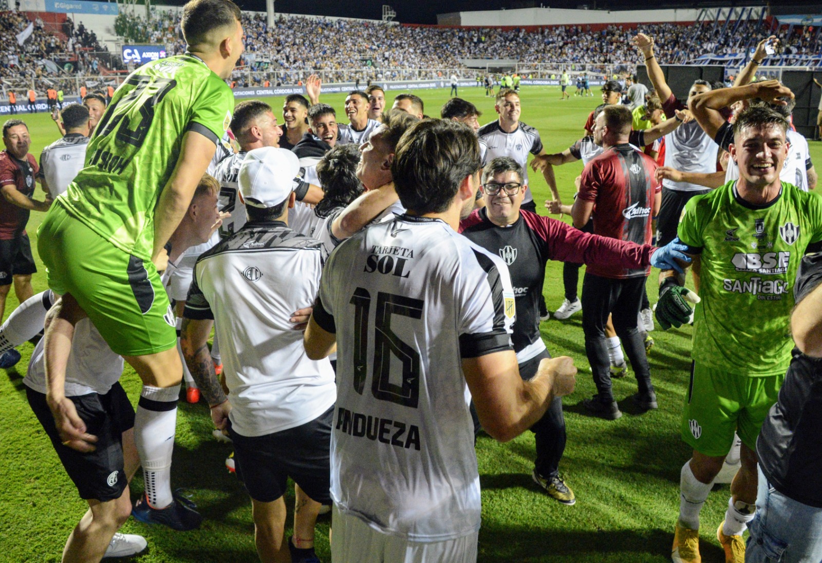 El equipo de Santiago del Estero logró su primer título de la historia y festejó a full en Santa Fe. (FBaires)